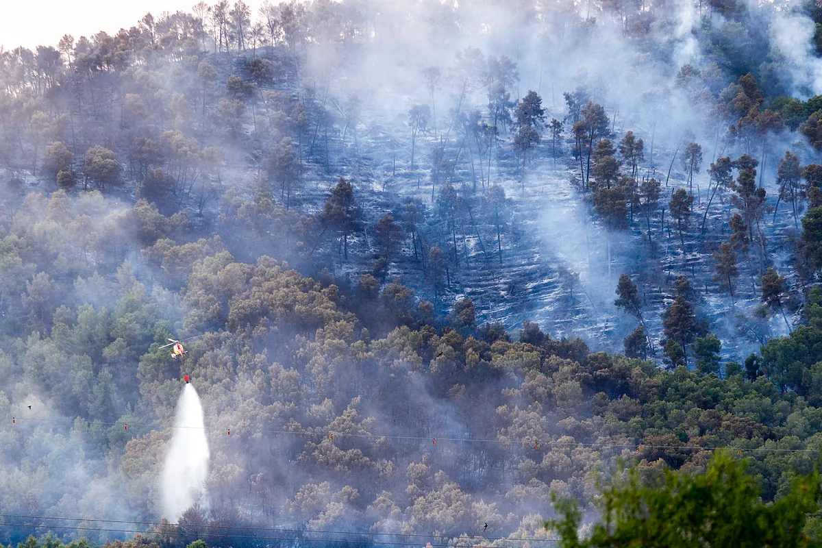 El incendio de Sentmenat sigue activo con varios focos, los Bomberos estabilizan el de la Anoia y levantan el confinamiento de más de 30.000 personas