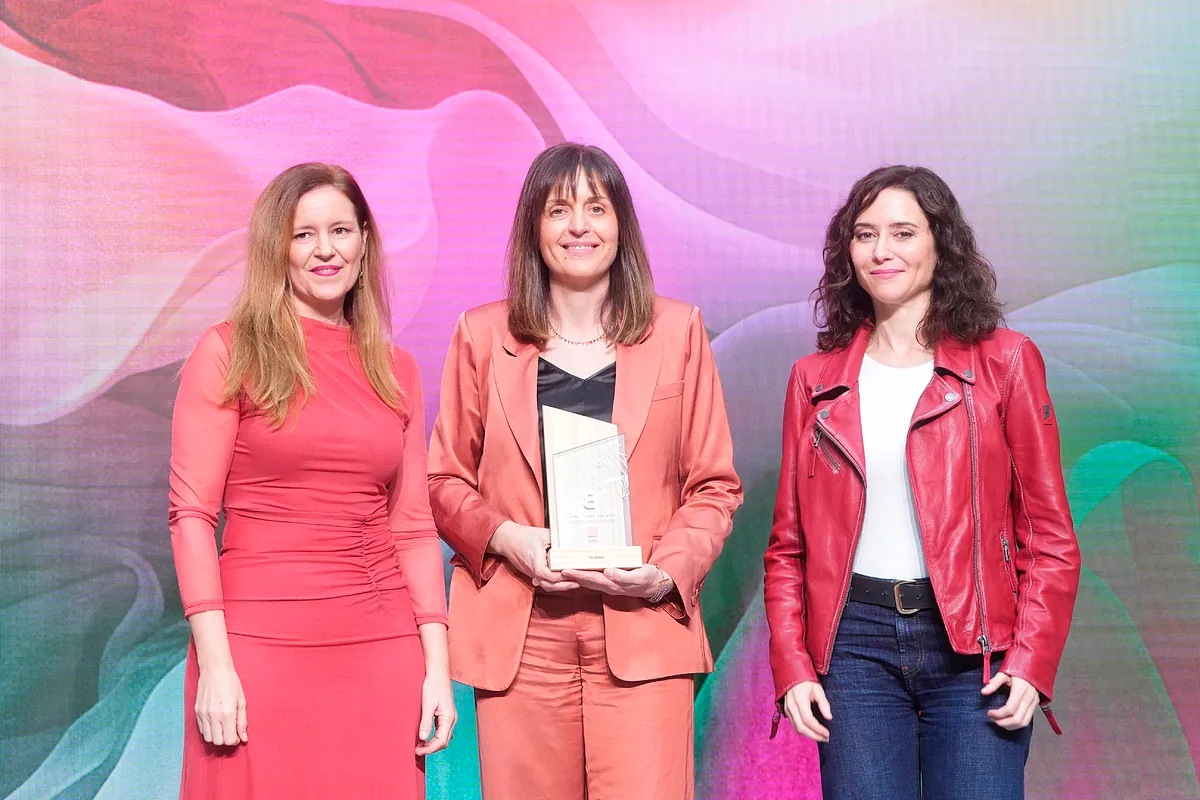 Ayuso premia a YO DONA como "referente en la información sobre moda, cultura y talento femenino"