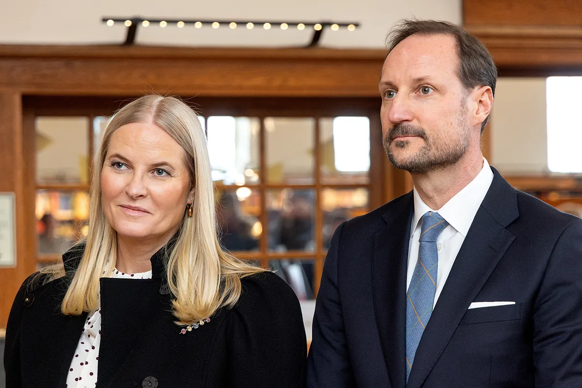 Haakon y Mette-Marit no dejan solo a Marius Borg Høiby: las visitas en la cárcel de los herederos al trono
