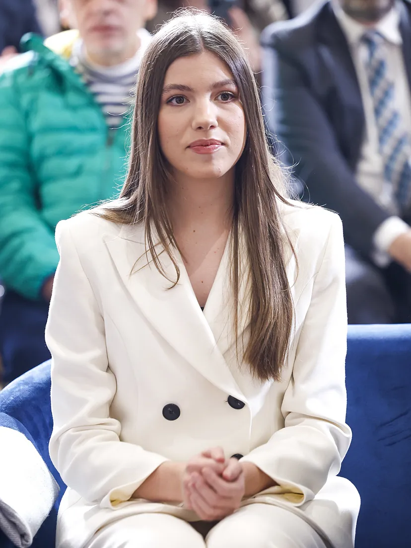 La infanta Sofía deslumbra en su primer acto en solitario con un look blanco de El Corte Inglés inspirado en la reina Letizia | Lifestyle