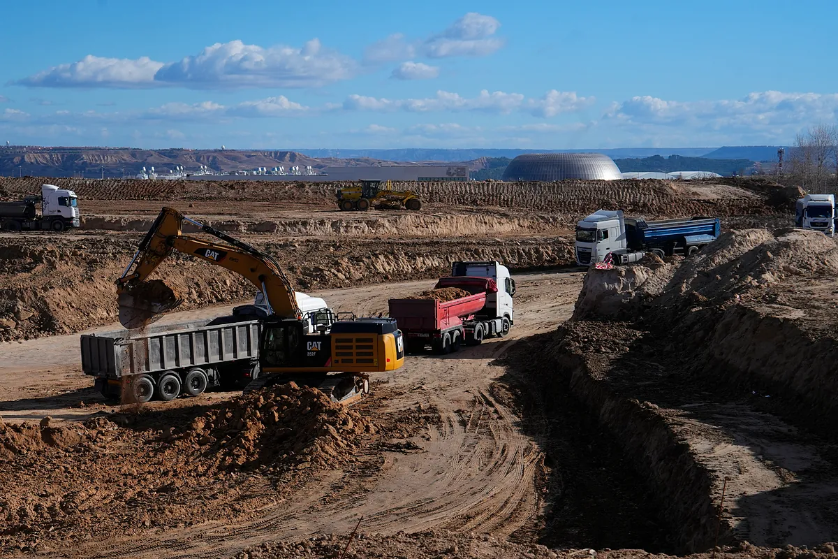 El mayor complejo judicial del mundo ya late en Valdebebas: 864.000 toneladas de tierra y 36.000 viajes en camión para la megaobra del año en Madrid