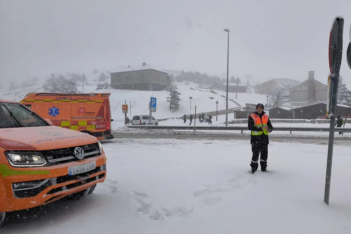 Cerrado el acceso a La Pedriza por la nieve, que obliga a usar cadenas en ocho carreteras de Madrid