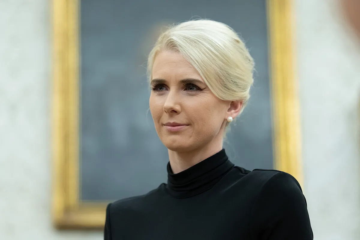 Natalie Harp, la asistente de Trump que los demócratas han puesto en la diana y que él defiende con uñas y dientes